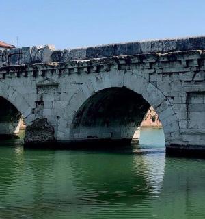 一座横跨水面、有两个入口的石桥