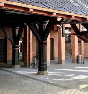 un edifici amb columnes i una bicicleta sota una teulada