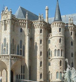 一座大型城堡建筑，前面有一座雕像