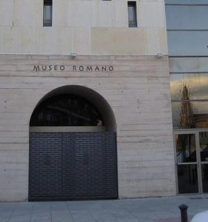 一座通往 nusero ronomo 入口的建筑