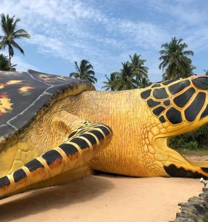 沙滩上矗立着一尊巨大的大象雕像