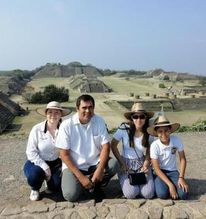 一家人在金字塔前合影