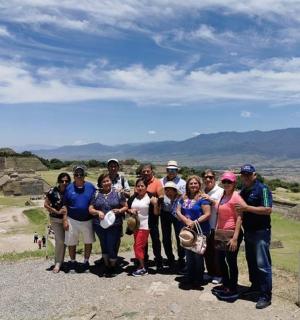 一群人在废墟前合影