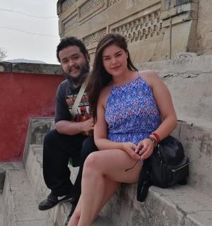 一男一女坐在台阶上