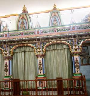 犹太教堂里挂着窗帘的华丽建筑
