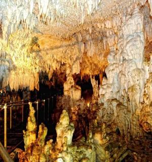 velká jeskyně se stalaktity a útvary v ní