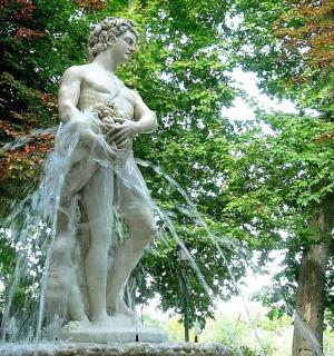 a statue of a woman standing in a fountain