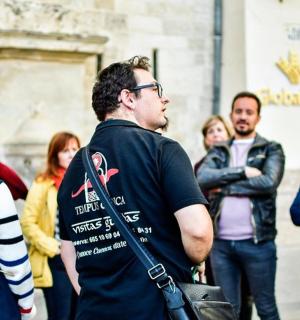 um homem está parado em uma multidão de pessoas