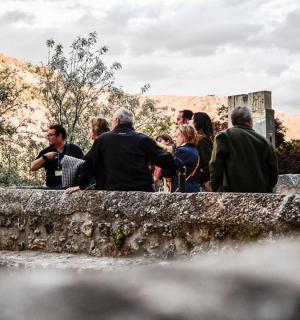 um grupo de pessoas em pé ao lado de uma cachoeira