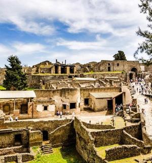 一群人在一座古建筑周围散步