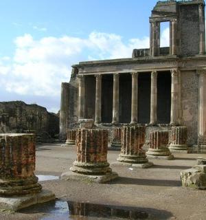 un edifici antic amb pilars al davant