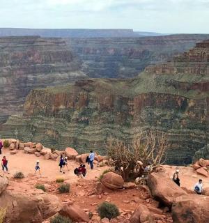 Skupina lidí procházejících se kolem Grand Canyonu