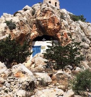 岩石山侧面的建筑物