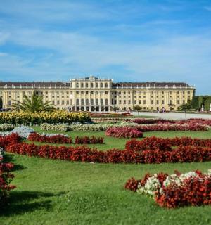 Schönbrunn Palace Guided Tour with Admission