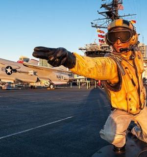 muž stojí na letadlové lodi