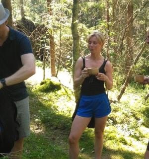 dwóch mężczyzn i kobieta stoją w lesie