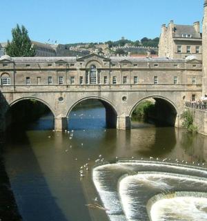 建筑物前的河上桥梁