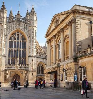 一座大楼，前面有人走动