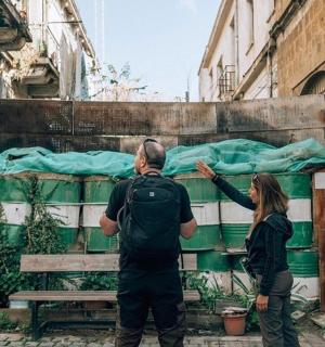 skupina lidí stojící u zdi