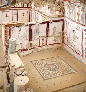 墙上挂着一幅画的旧房间