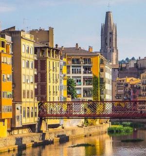 一座横跨河流的桥梁,位于一座有建筑物的城市中