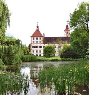 budova uprostřed jezera se stromy a rostlinami