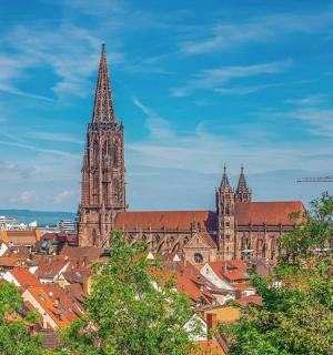 منظر لمدينة بها كاتدرائية طويلة