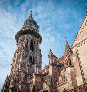 一座顶部有钟楼的大楼