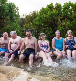 skupina lidí sedících ve vodě