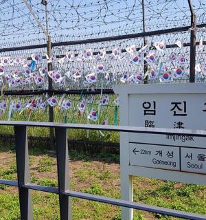 栅栏上贴着一堆标签