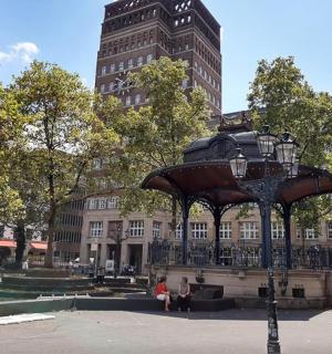 一群人站在一栋建筑物前