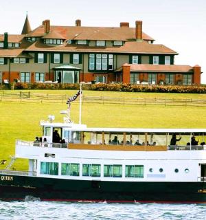 loď na vodě před velkým domem