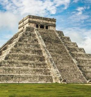 一座巨大的金字塔，背景是天空