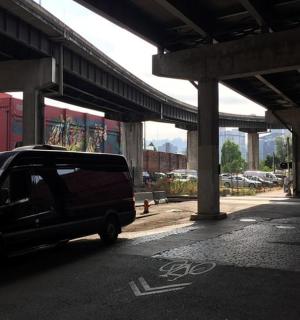malá dodávka zaparkovaná pod nadjezdem