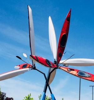 Červenobílá větrná turbína na sloupu