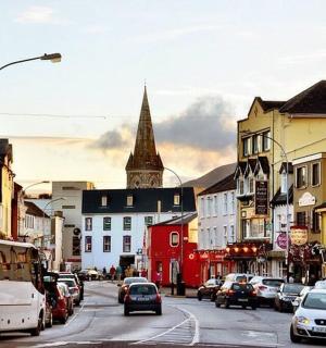 一条繁忙的城市街道，街道上有汽车和教堂