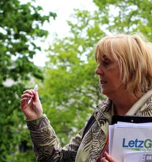 一名女子手里拿着一支香烟