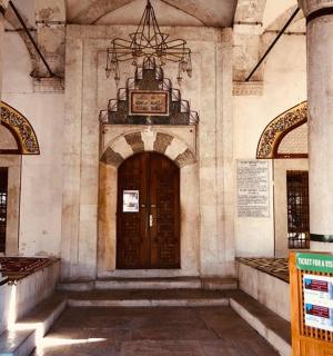 stará budova s hodinami na zdi