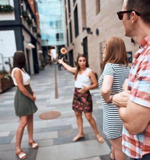 eine Gruppe von Menschen steht auf einer Stadtstraße