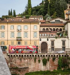 一辆红色巴士停在一栋建筑物前