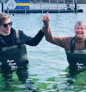 一名男子和一名老年妇女在水中