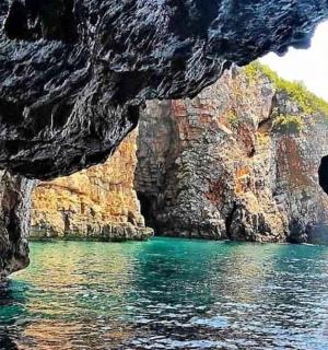 pohled na vodní plochu mezi dvěma skalnatými útesy