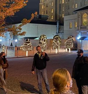 一群人站在夜晚的街道上