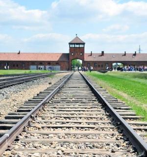 建筑物前的空火车轨道