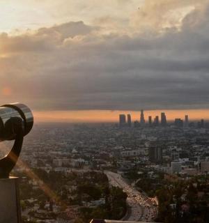 用望远镜看城市