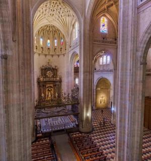 一座空教堂,里面有一间大房间,里面有一座圣殿