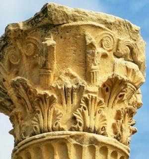 eine Steinsäule mit einem Gesicht darauf