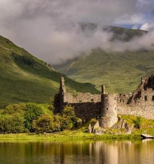 坐落在湖中央的一座古老城堡