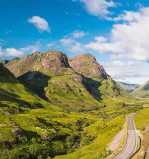 一条蜿蜒穿过青山绿水的山谷的道路