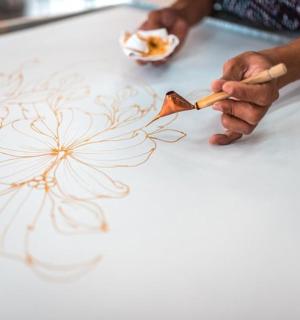 一个人用画笔在桌子上画花